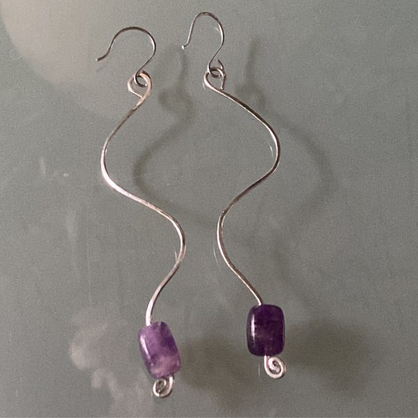 De Wijnstok oorbellen met amethyst kralen.