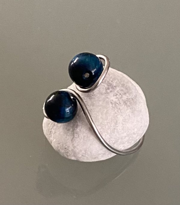 Ring met 2 blauwe tijgeroogkralen