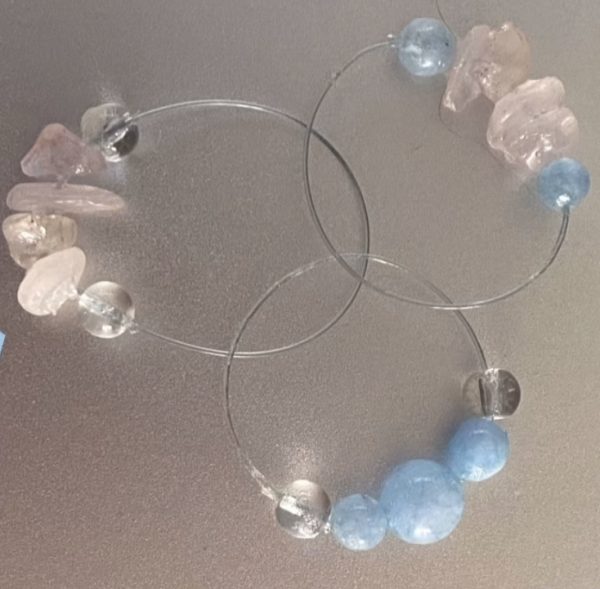 Zwevende ring met verschillende kristallen en steentjes