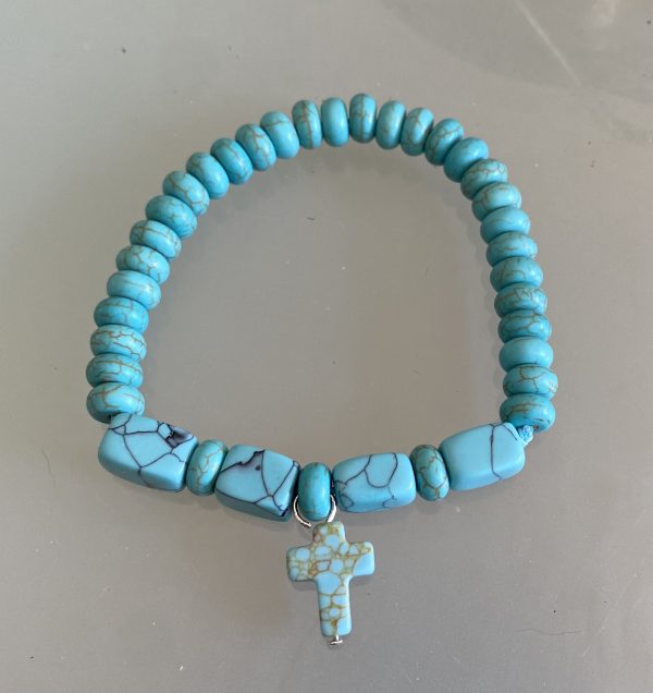 Armband van turqoise kralen en kruisje