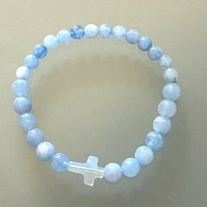 Armband met aquamarijn kralen en kruis
