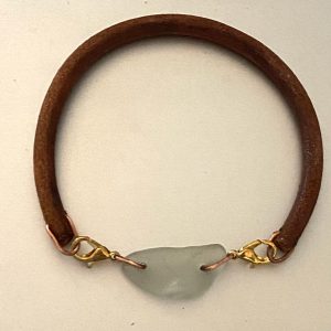 Leren armband met licht blauwe zeeglas kraal