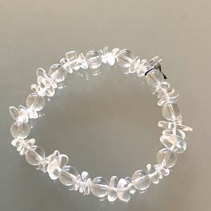 Armband van met bergkristallen kralen